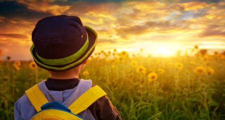 Παιδί στο λιβάδι